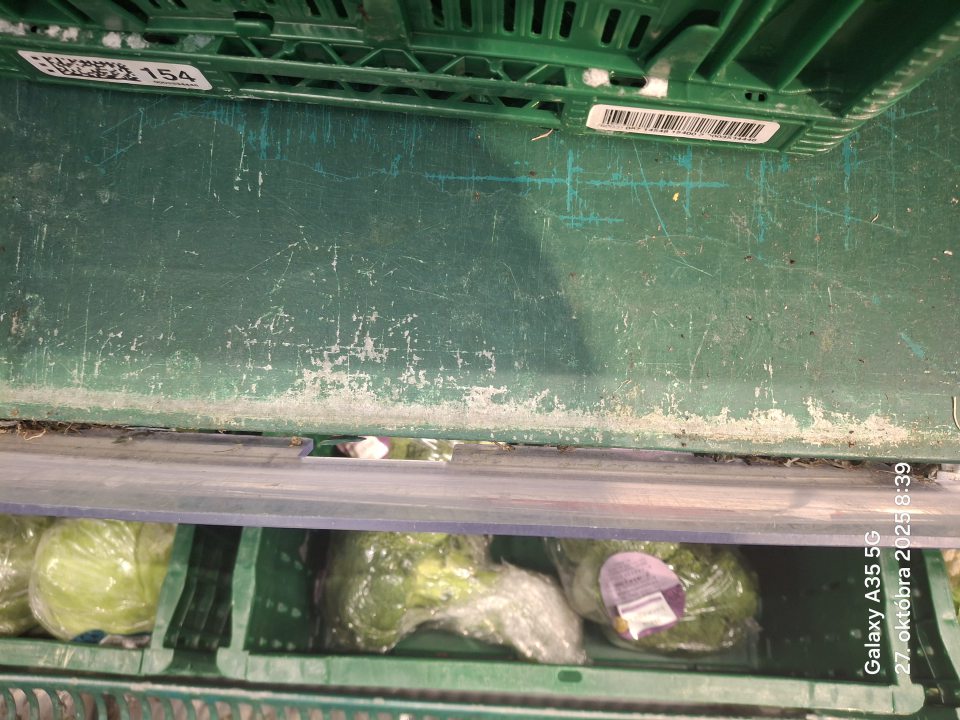 Nevyhovujúci hygienický stav regálu určeného na uskladnenie zeleniny-porušená celistvosť povrchového náteru.
