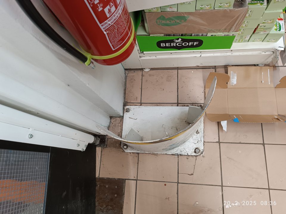 nevyhovujúci hygienický stav podlahy na predajnej ploche