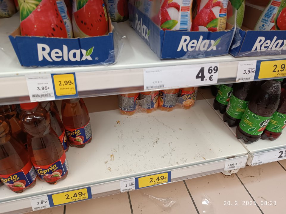 nevyhovujúci hygienický stav regálov- znečistené regály na predajnej ploche