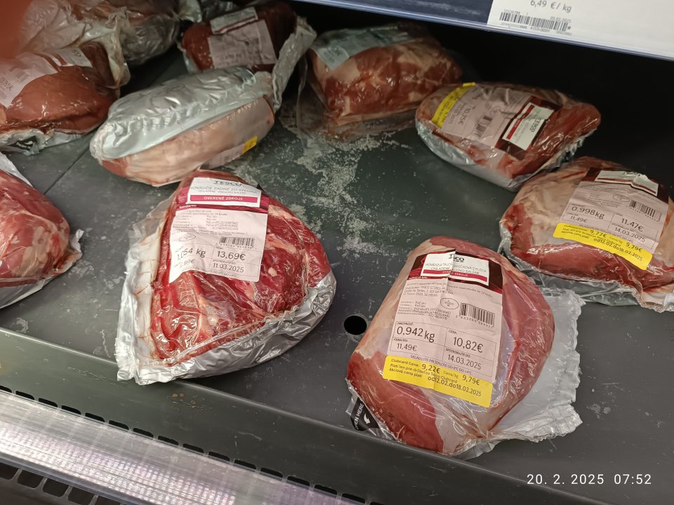 nevyhovujúci hygienický stav regálov- znečistené regály na predajnej ploche