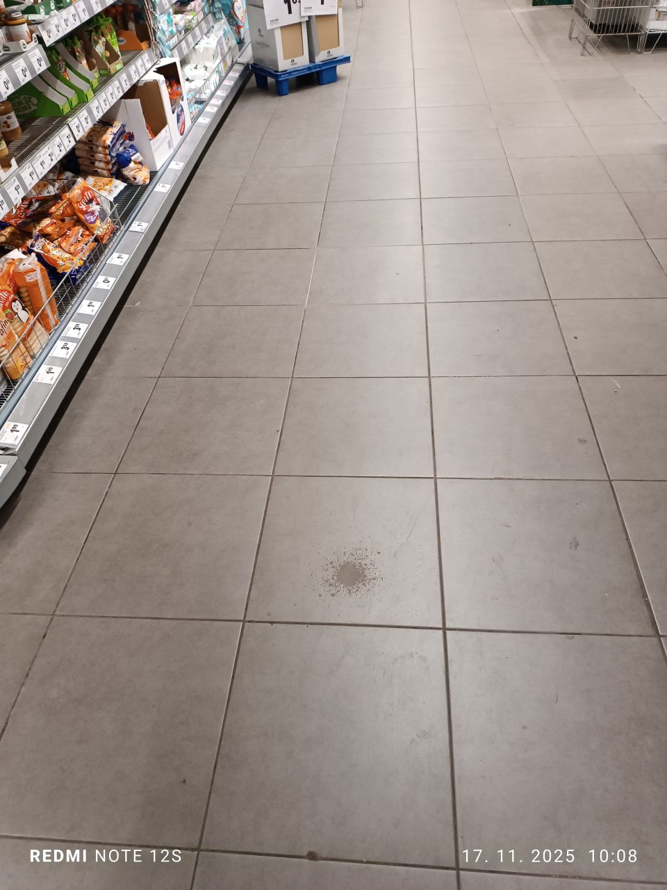 Priestor v predajni, kde pretekala voda cez strop a kvapkala na podlahu.