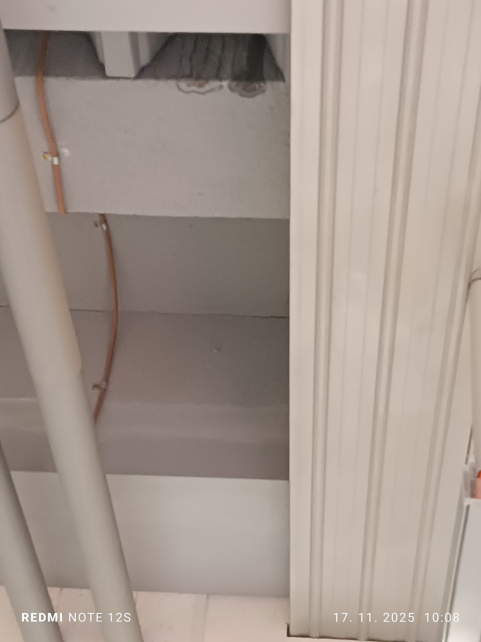 Zatečený strop v priestore predajne.