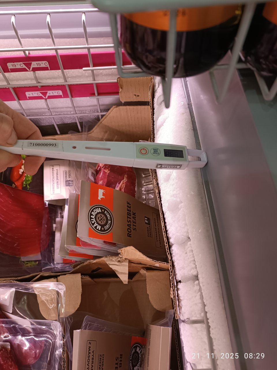 	V chladiacom zariadení pri predaji hovädzieho mäsa „Rib eye steak“ sa nachádzala hrubá vrstva namrznutého ľadového povlaku o hrúbke cca 5 cm na bočnej strane chladiaceho zariadenia.