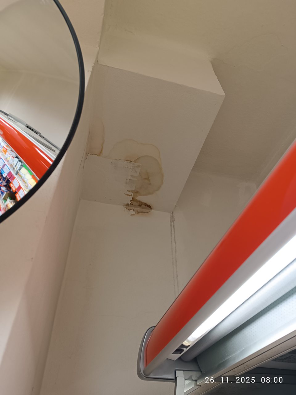 Nevyhovujúci stav steny a stropu na predajnej ploche (stena vedľa chladiaceho zariadenia s mliečnymi výrobkami)