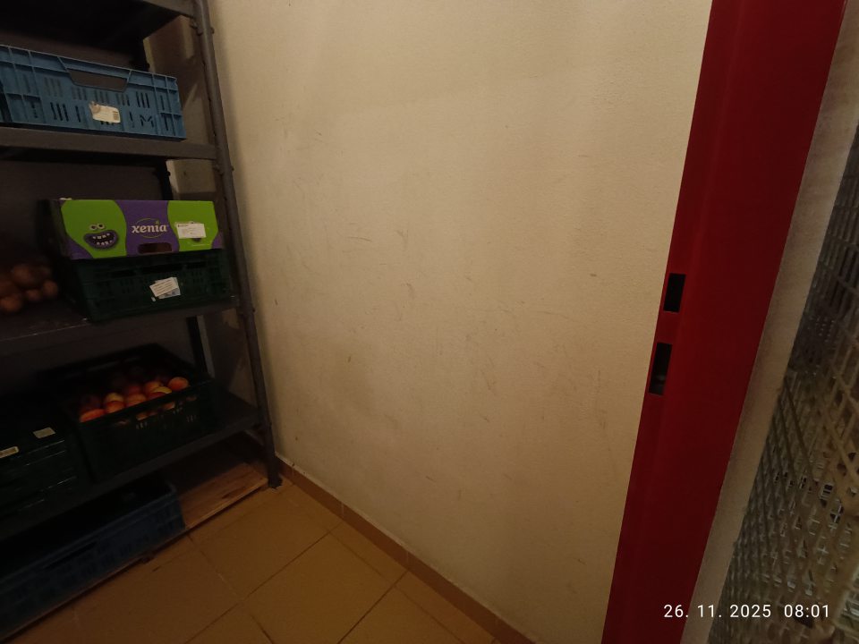 Nevyhovujúci stav steny v sklade ovocia a zeleniny v zázemí predajne