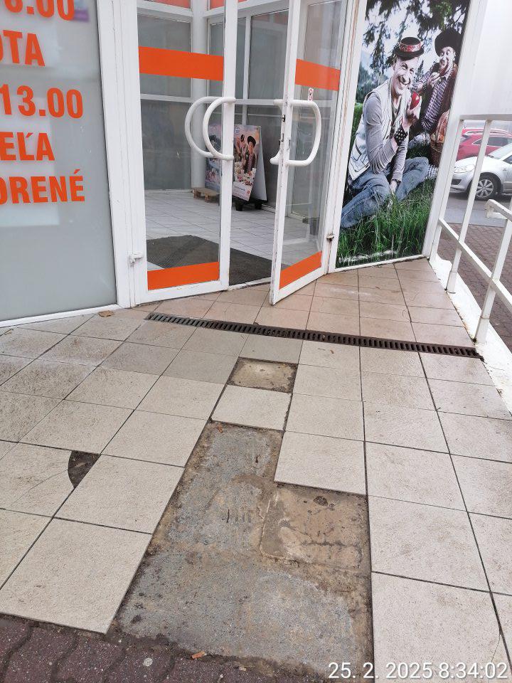 Lokálne porušená celistvosť podlahy (dlažby).