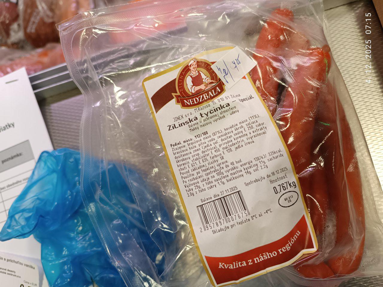  	v mäsovej obslužnej vitríne sa v ponuke predaja nachádzali 3 druhy mäsových výrobkov, u ktorých bolo narušené originálne balenie za účelom krájania alebo odpredaja jednotlivých častí a ktoré boli označené nálepkou s primeraných skrátením dátumu spotreby, tak že začiatok otvorenia bol zaznamenaný nesprávne (napr. fotodokumentácia bola vyhotovená o 7.15 hod a na nálepke zaznamenané, že k otvoreniu výrobku došlo o 7:25 hod.