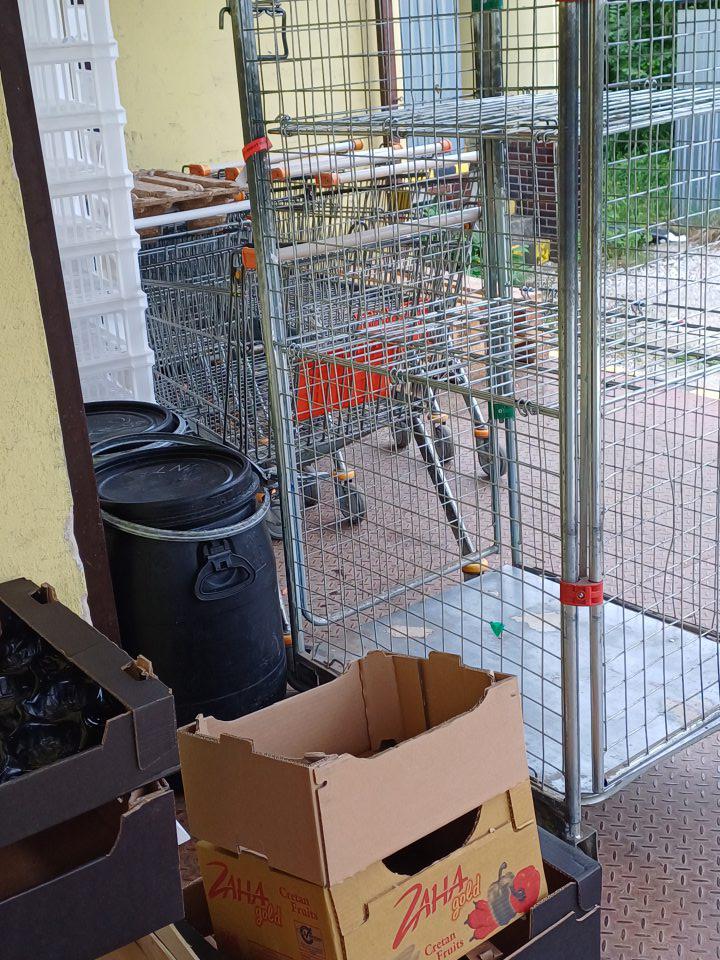 Nevyhovujúca hygiena vonkajších priestorov- príjmová rampa : nachádzalo sa tu množstvo nepotrebného materiálu, vyradené potraviny v PVC sudoch, množstvo pavučín, kovové nákupné vozíky slúžiace na dokladanie tovaru so známkami korózie