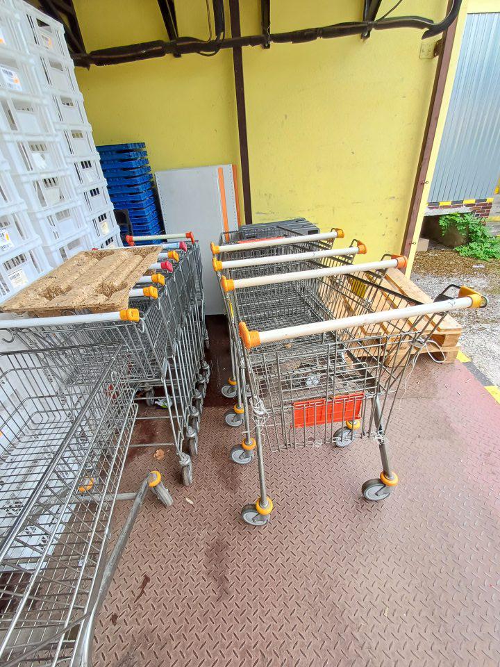 Nevyhovujúca hygiena vonkajších priestorov- príjmová rampa : nachádzalo sa tu množstvo nepotrebného materiálu, vyradené potraviny v PVC sudoch, množstvo pavučín, kovové nákupné vozíky slúžiace na dokladanie tovaru so známkami korózie.