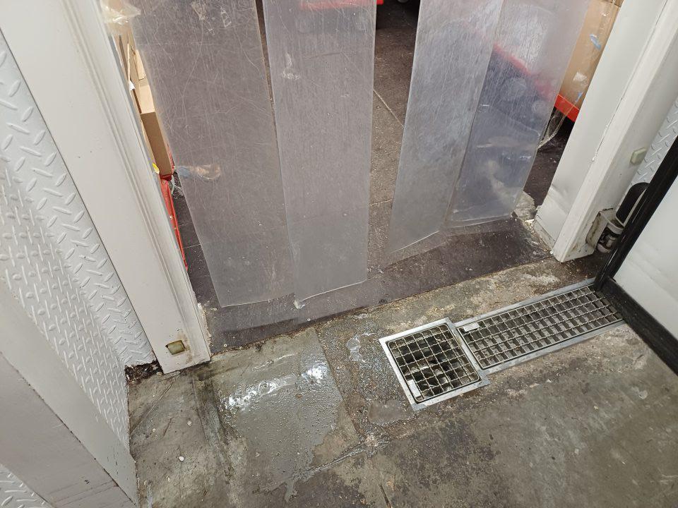 Priestory suchého skladu potravín-poškodená, znečistená, ťažko čistiteľná a dezinfikovateľná podlaha so stopami plesne.