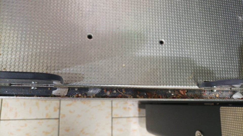 Na predajnej ploche, v priestore za samoobslužnými pokladňami sa nachádzali mechanické nečistoty, nánosy prachu a po okrajoch samoobslužnej pokladne sa za lištou nachádzali mechanické nečistoty