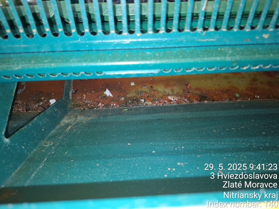  Znečistené všetky chladiace vitríny na rôznych miestach na prevádzke - mriežky a priestor pod mriežkami na predajnej ploche od prachu a mechanických nečistôt 