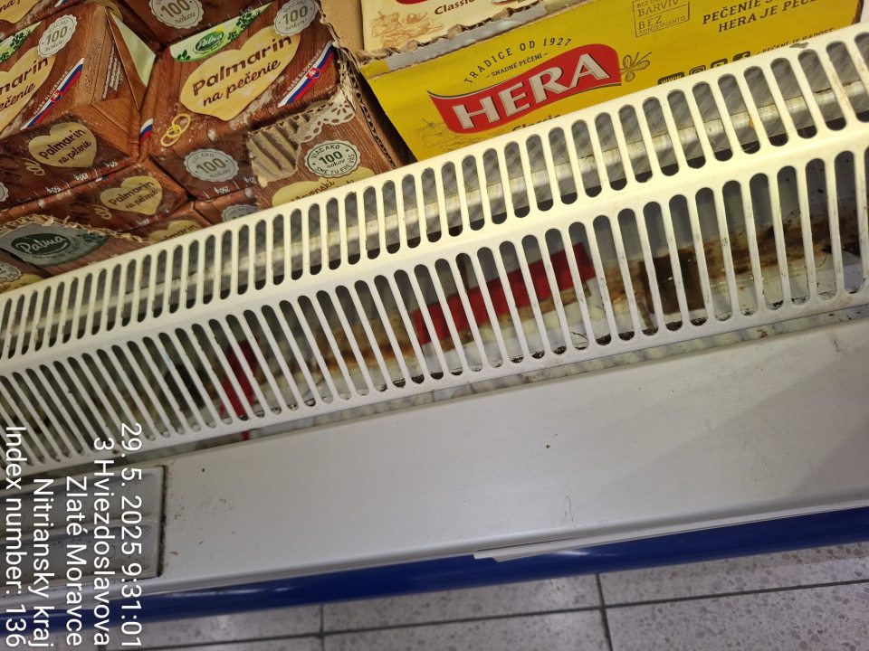 Znečistené chladiace vitríny na rôznych miestach na prevádzke - mriežky a priestor pod mriežkami na predajnej ploche od prachu a mechanických nečistôt