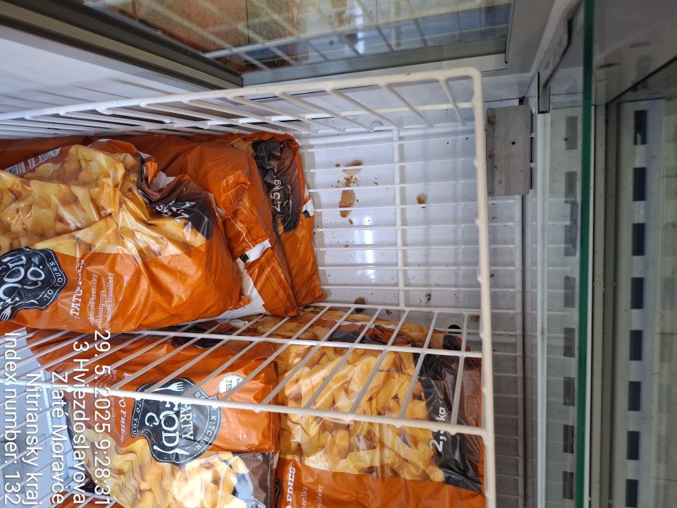 Znečistená ložná plocha 1 mraziacej vane s hranolkami