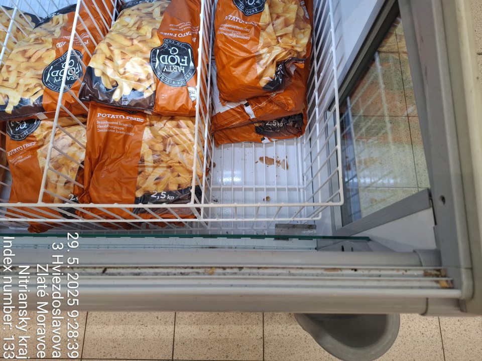  Znečistená ložná plocha a priestor vodiacich líšt zásuvných dverí 2 mraziacej vane s hranolkami na predajnej ploche od prachu a mechanických nečistôt - zbytkov potravín