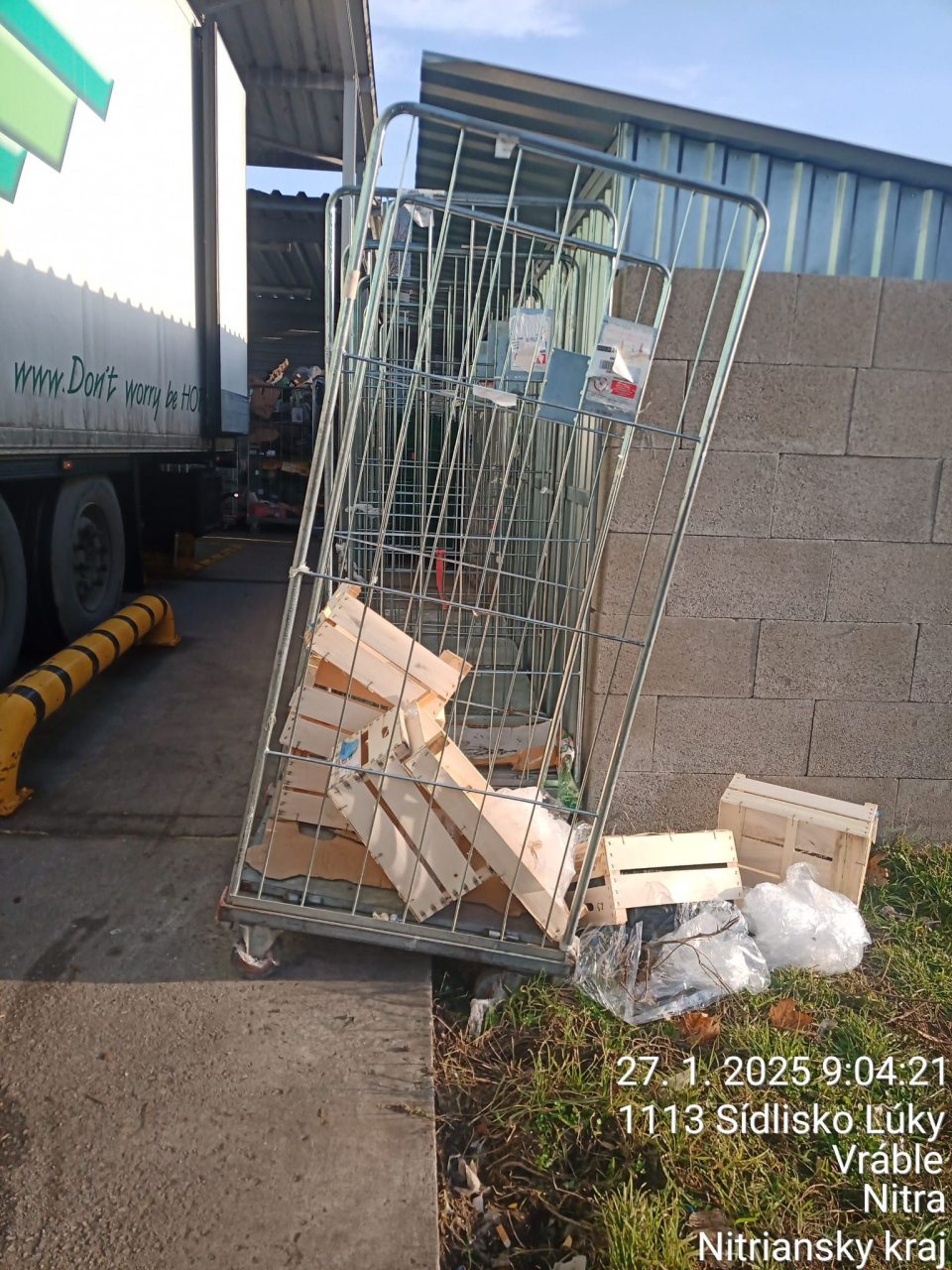 Na predajnej ploche  v priestore při vstupe do priestorov dopekania pekárskych polotovarov bola stena, ktorá mala poškodený, nesúvislý keramický povrch - obklad