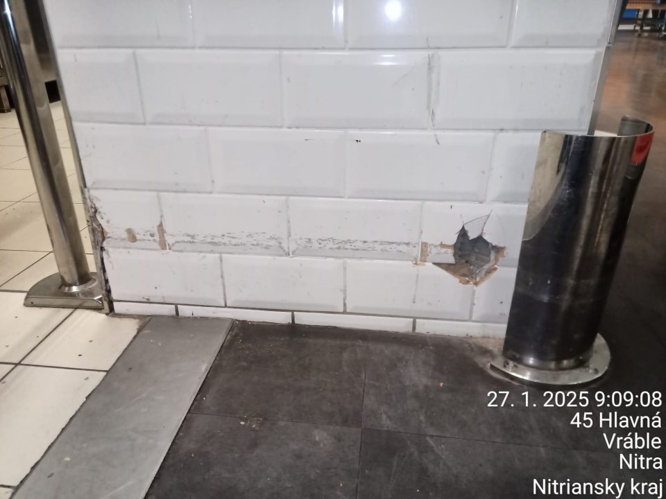 Vo vonkajšom priestore určeného pre príjem potravín sa nachádzala prepravná klietka potravín, ktorá bola vysypaná od prepravných obalov a obalového materiálu
