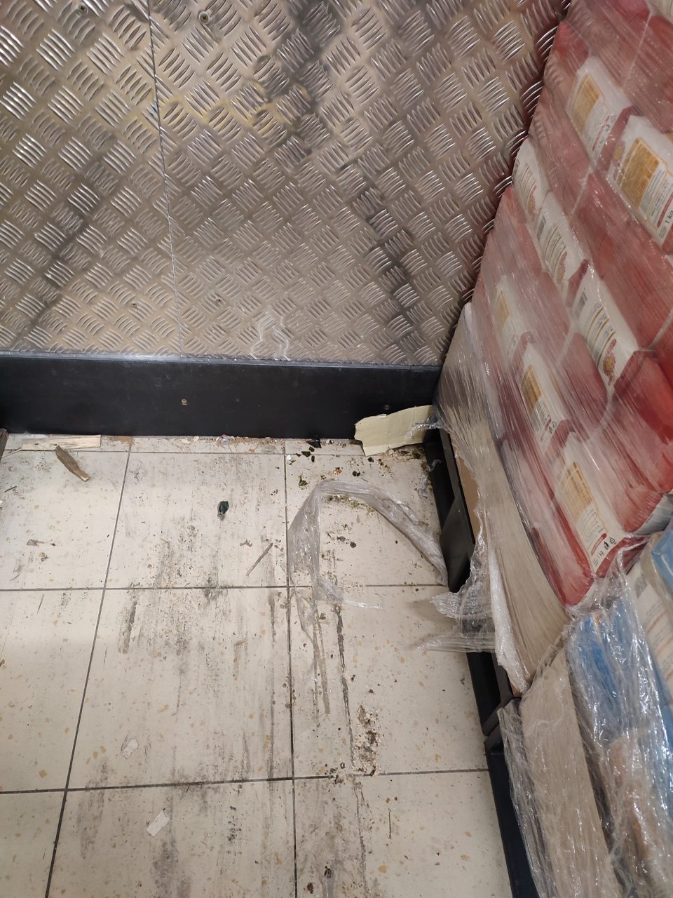znečistená podlaha v sklade