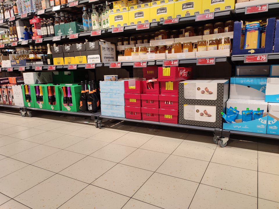 znečistená podlaha v predajni