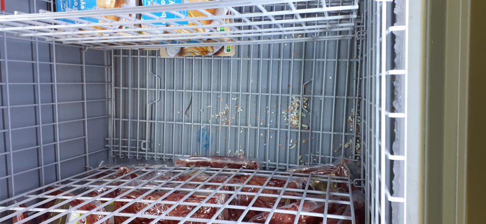 Mraziace zariadenie pre uchovávanie polotovarov, mrazenej zeleniny na predajnej ploche znečistené.