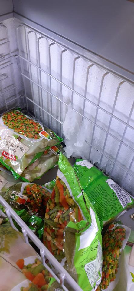 Mraziace zariadenie pre uchovávnie zmrzliny, mrazených mliečných krémov na predajnej ploche s hrubou vrstvou námrazy.