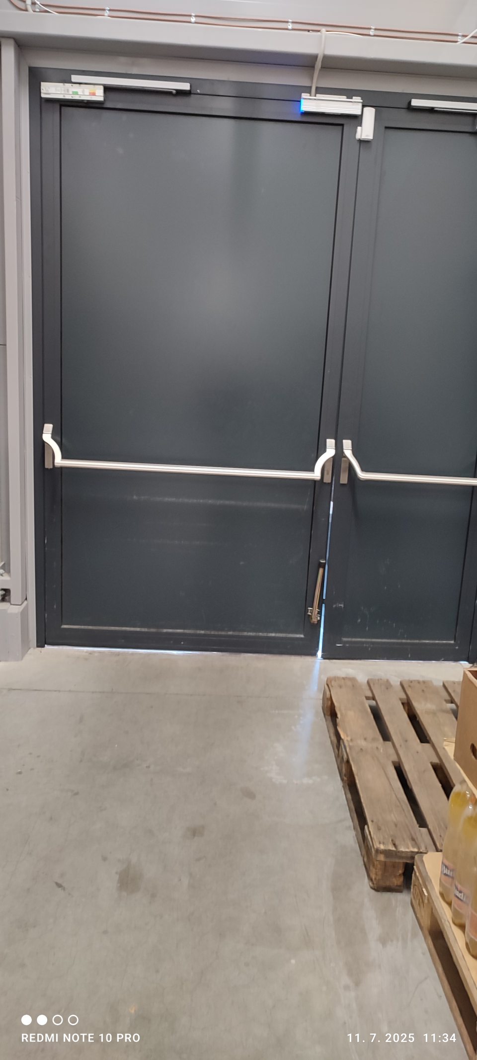 nedostatočne zabezpečené dvere od príjmovej časti do skladových priestorov proti vnikaniu škodcov
