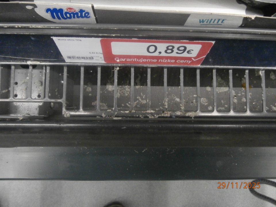 znečistená chladiaca vitrína- mliečne výrobky