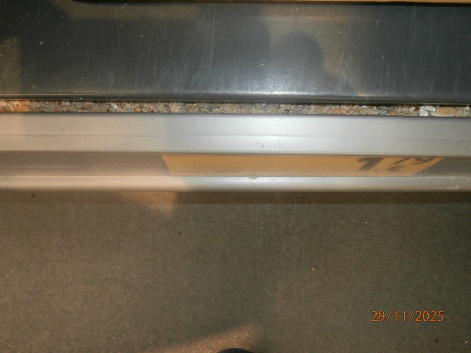 znečistený regál- nebalené pekárenské výrobky