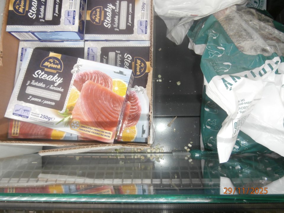 znečistený mraziarenský box- ryby