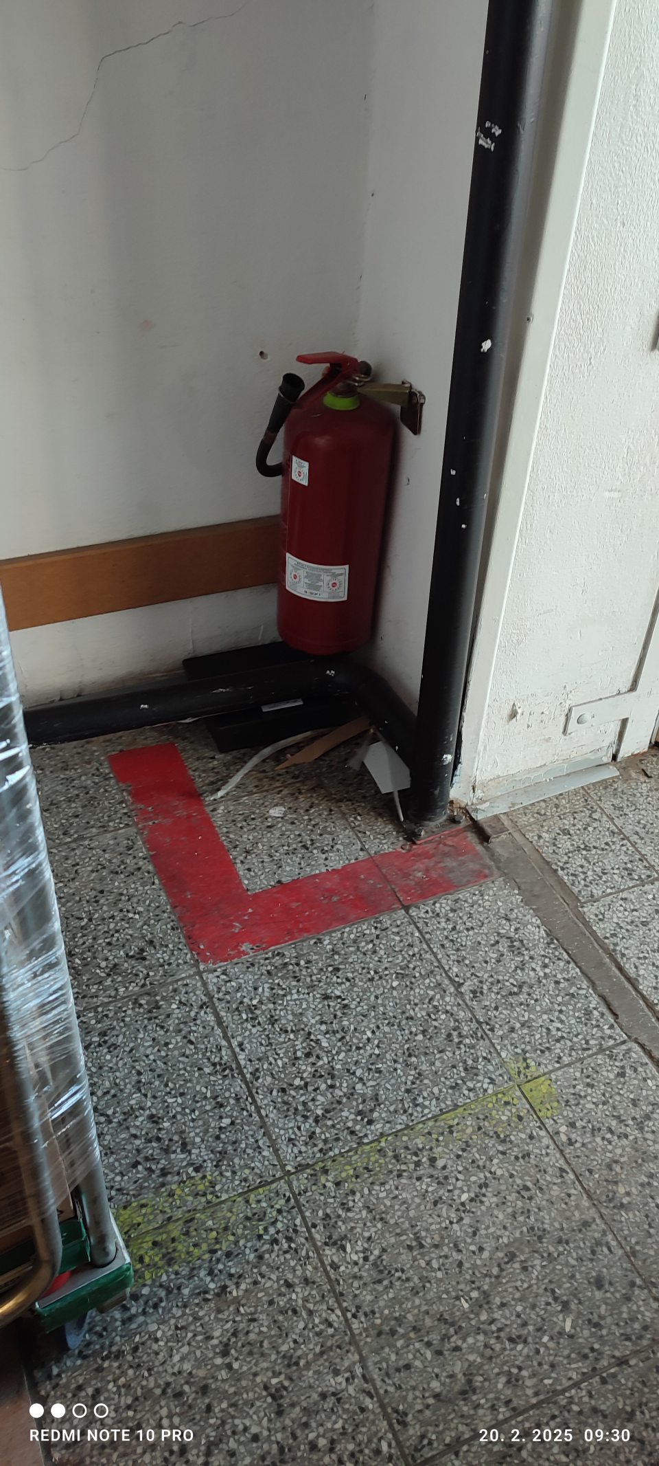 Podlaha v skladových priestoroch - nánosy prachu, nečistôt, úlomky z paliet a obalového materiálu