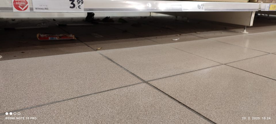 Podlaha v predajných priestoroch - nánosy prachu, kúsky obalov, zvyšky potravín