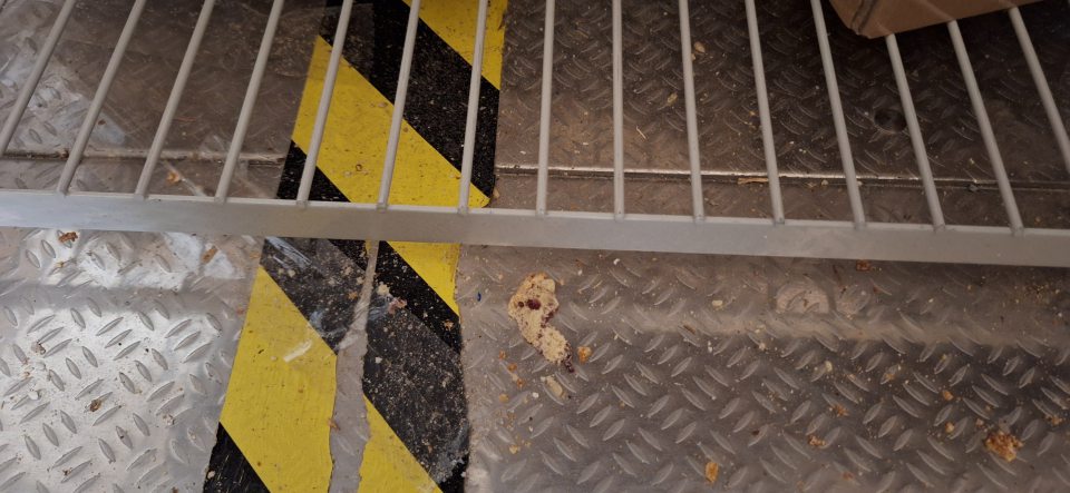Znečistená podlaha v mraziacom boxe určenom na skladovanie.