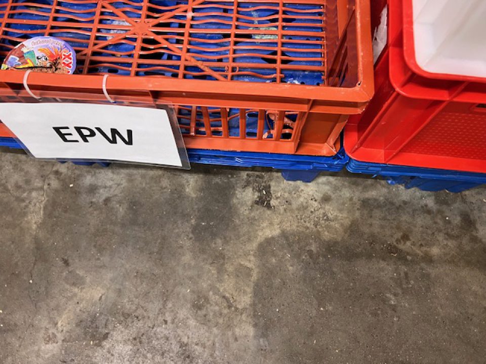 V chladiacom boxe označenom ako chladiaci box balených údenín, lahôdok, syrov bolo zistené znečistenie podlahy zašlou špinou a vytečenými potravinami, znečistenie stropu v blízkosti osvetlenia prachom, chýbanie a poškodenie okrajových líšt medzi podlahou a stenami tohto boxu.