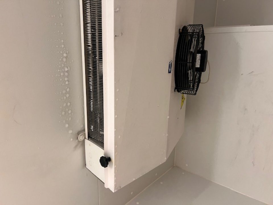 V mraziacom boxe bol zistený výskyt kvapkajúceho kondenzu na strope a na mraziacom agregáte, pod ktorým boli uložené kartóny s hlbokozmrazenými pekárskymi výrobkami.