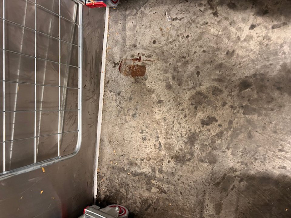 Znečistenie podlahy suchého skladu zašlou špinou, vytečenými potravinami, chýbanie časti podlahy v sklade na dvoch pozdĺžnych spojoch podlahy, chýbanie okrajových líšt medzi podlahou a stenami v tomto sklade, znečistenie a poškodenie povrchu steny oproti príjmovej rampe v manipulačnom priestore.