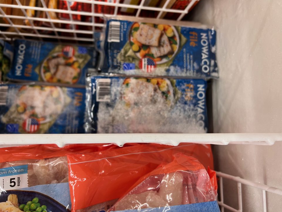 znečistenie drážok a vodiacich líšt vrátane dna 6 mraziacich zariadení s polotovarmi drobnými nečistotami, prachom a zvyškami potravín - znečistenie chladiaceho zariadenia s lahôdkami, balenými parenými knedlami a syrmi v časti pod mriežkami vytečenými potravinami, prachom a drobnými nečistotami - znečistenie regálov s nealkoholickými nápojmi a minerálkami nálepmi prachu - výskyt námrazy na hlbokozmrazených potravinách (hranolky, produkty rybolovu),
