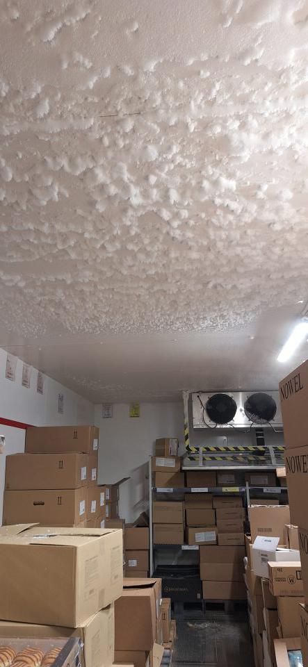 Hrubá vrstva námrazy v mraziacom boxe určenom na skladovanie hlbokozmrazených pekárskych polotovarov.