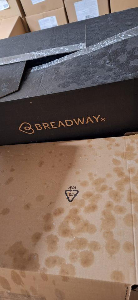 Odkvapkaný kondenz na baleniach pekárskych polotovarov.