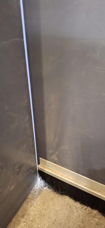 Dvere v skladovacích priestoroch vedúce do vonkajšieho prostredia nezabezpečené proti vnikaniu škodcov.