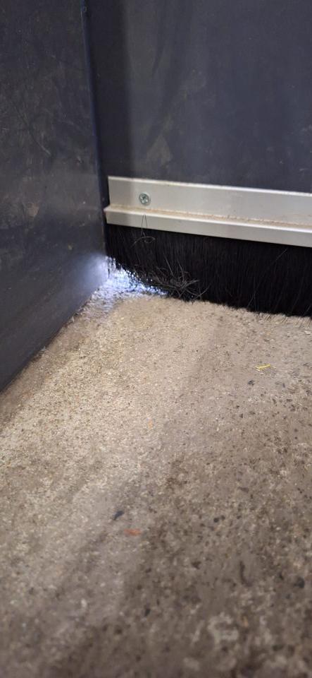 Dvere v skladovacích priestoroch vedúce do vonkajšieho prostredia nezabezpečené proti vnikaniu škodcov.