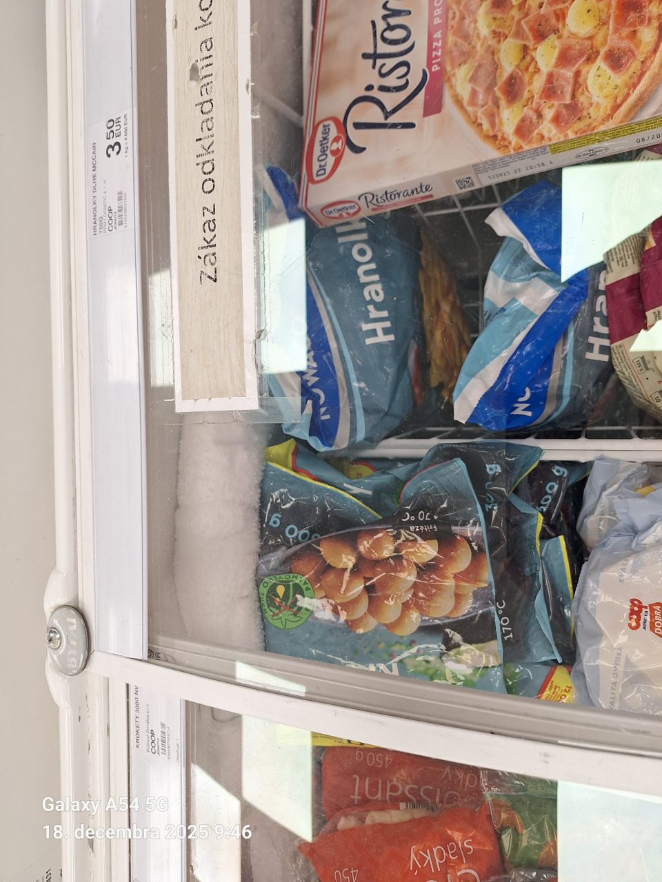 výskyt značnej vrstvy námrazy z dôvodu netesnosti vrchných dvierok