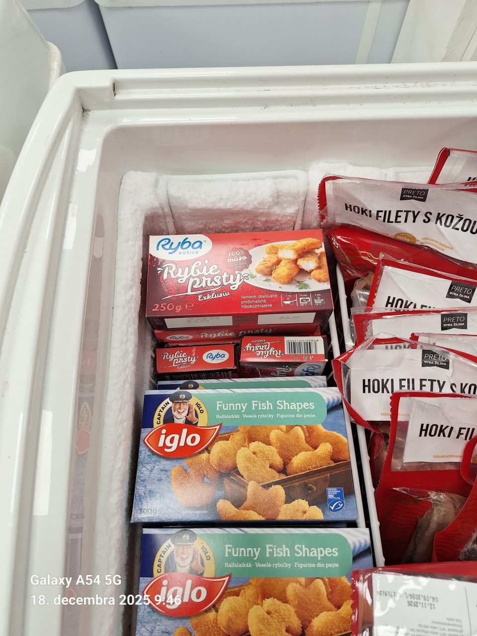 výskyt značnej vrstvy námrazy z dôvodu netesnosti vrchných dvierok