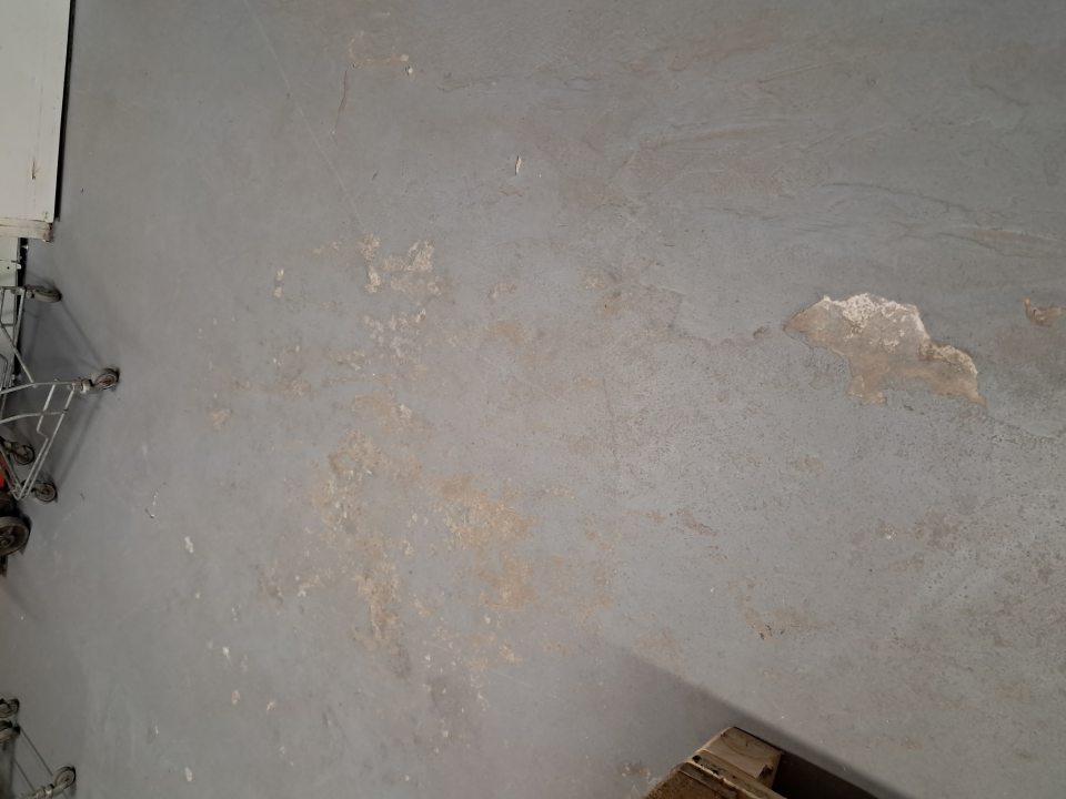 Poškodená podlaha v sklade potravín.