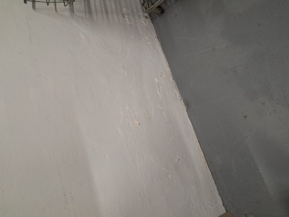 Poškodená stena v sklade potravín.