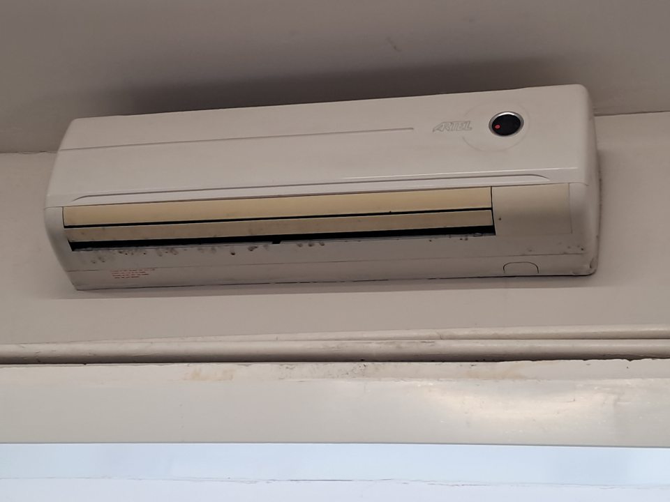  Znečistené klimatizačné jednotky na predajnej ploche.