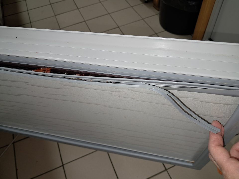 Poškodené a znečistené tesnenie chladiacej vitríny.