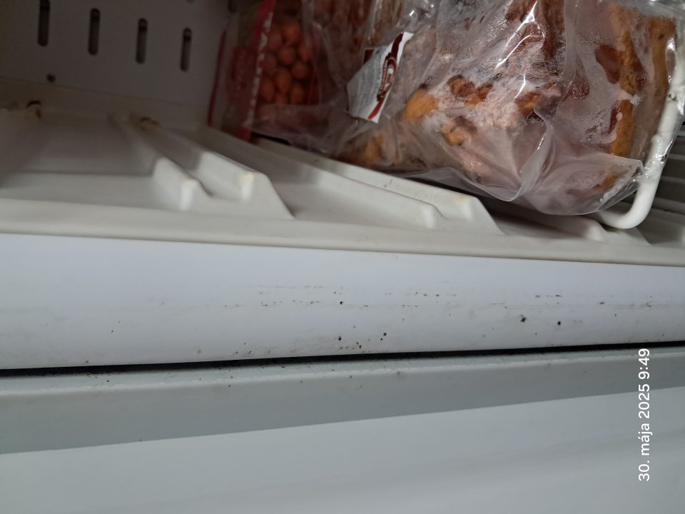 Znečistené chladiace zariadenie na mäsové výrobky v sklade potravín.