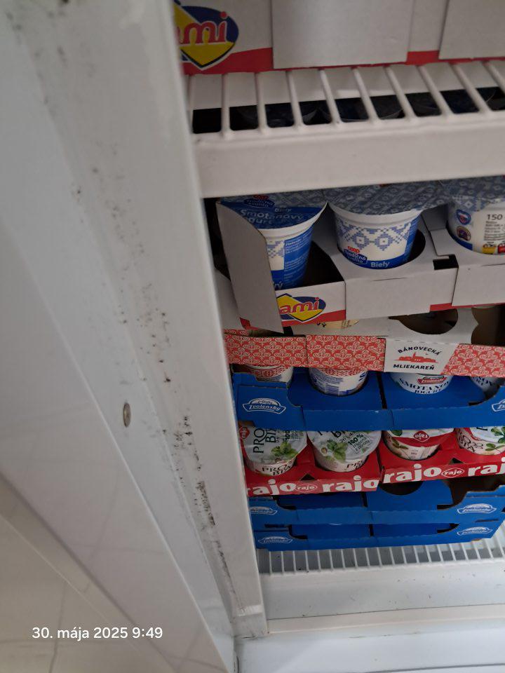 Znečistené chladiace zariadenie na mliečne výrobky v sklade potravín.