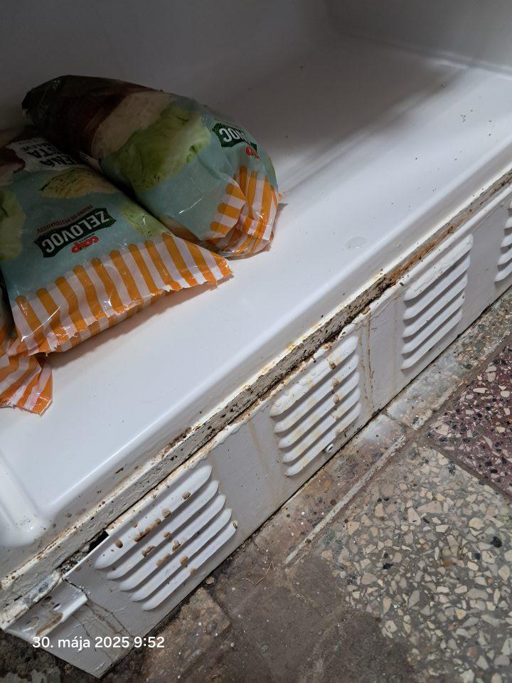 Znečistené a ohrdzavené chladiace zariadenie na zeleninu na predajnej ploche. 