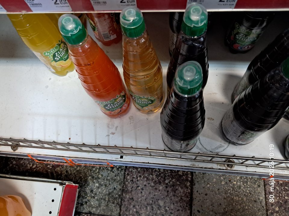 Znečistené regále na predajnej ploche.